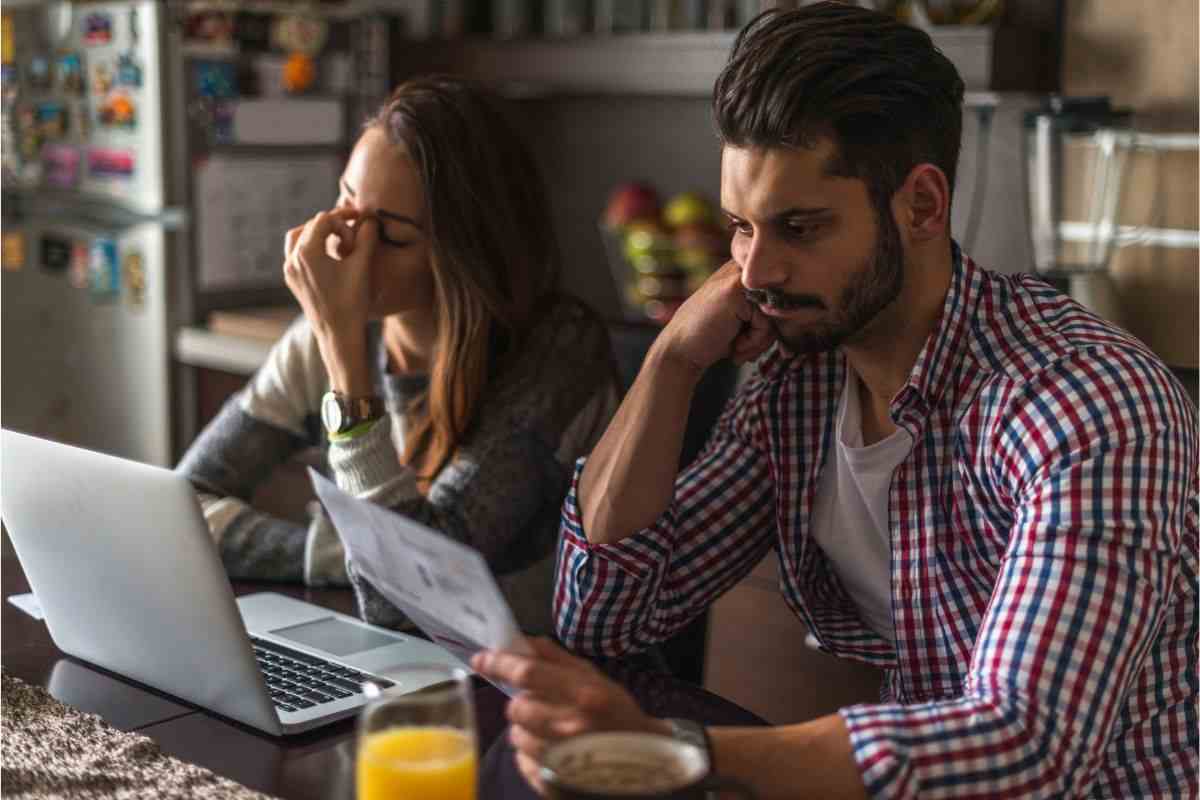 coppia affranta per i debiti lasciati in eredità