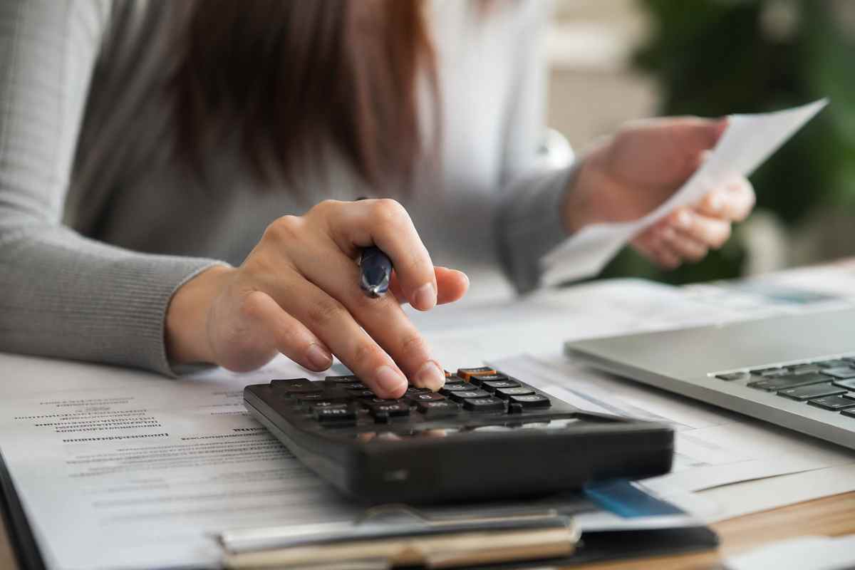 Donna calcolatrice 28042026 ascosim.it